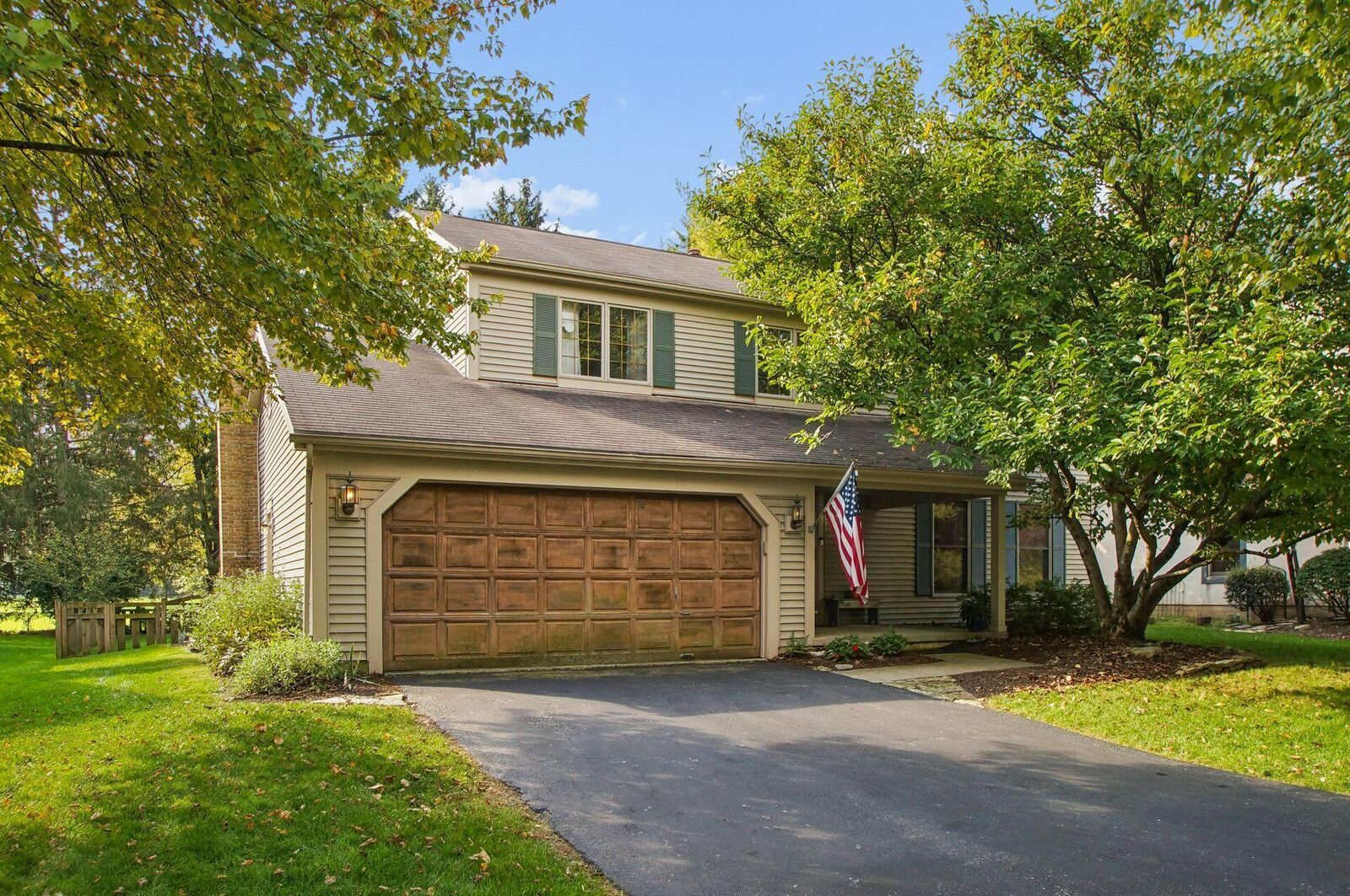 Property Photo: 1975 Thistlewood Court OH 43235