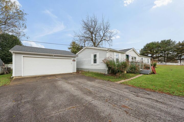Property Photo: 1429 Pike SW Street OH 43062