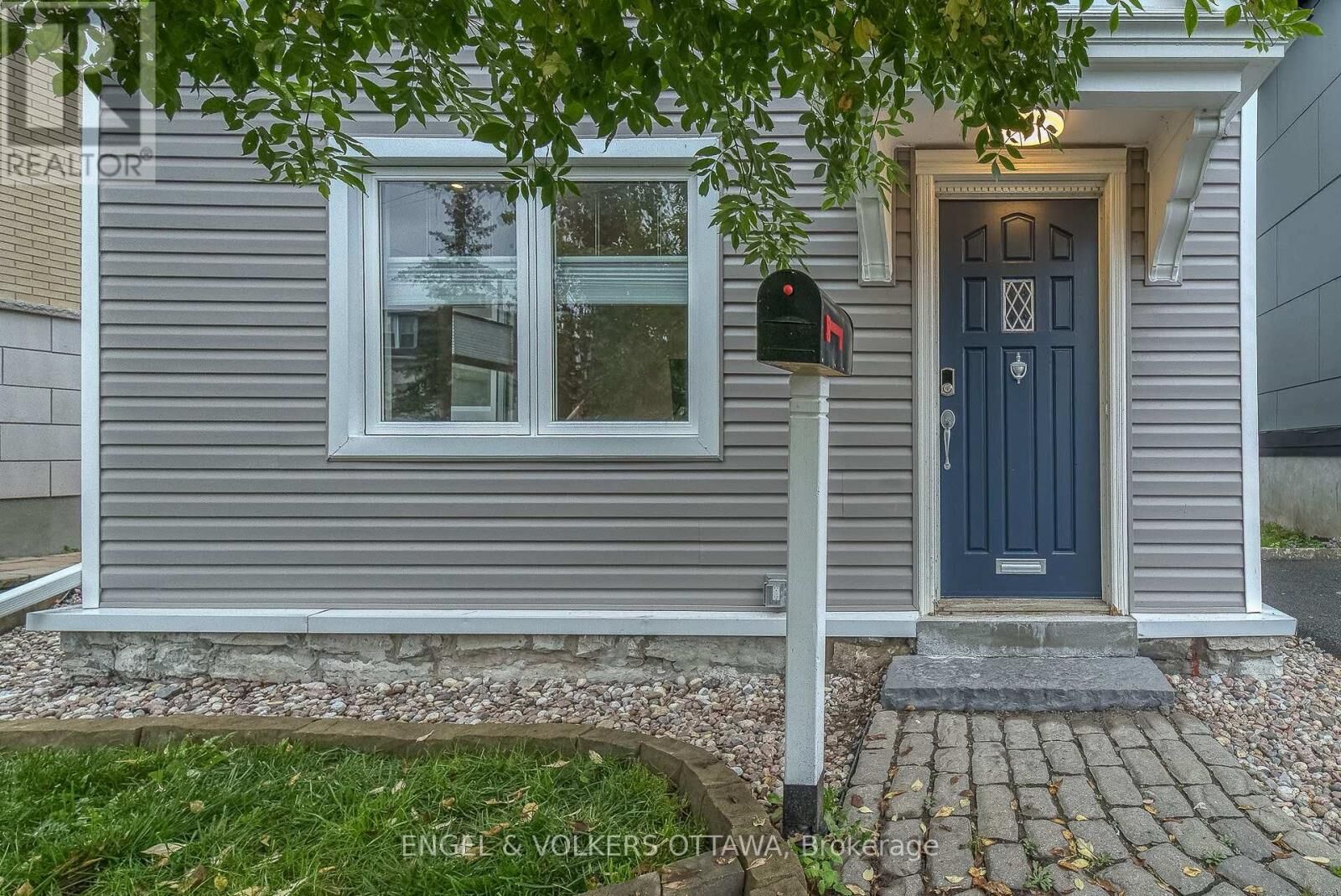 Property Photo:  379 Madison Avenue  ON K2A 0B6 