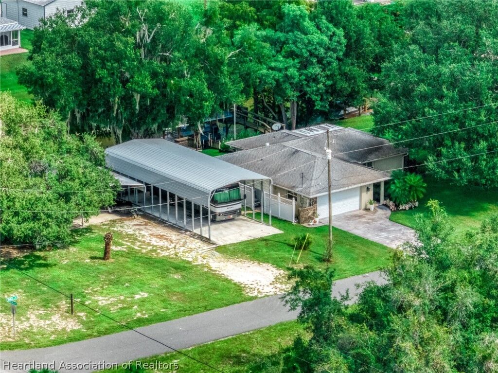 Property Photo:  102 Mango Road NE  FL 33852 