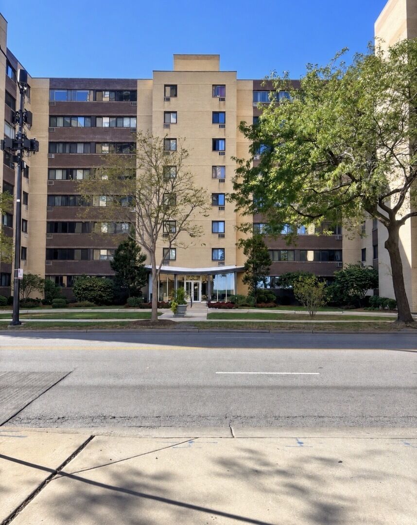 Property Photo: 6300 N Sheridan Road 717 IL 60660