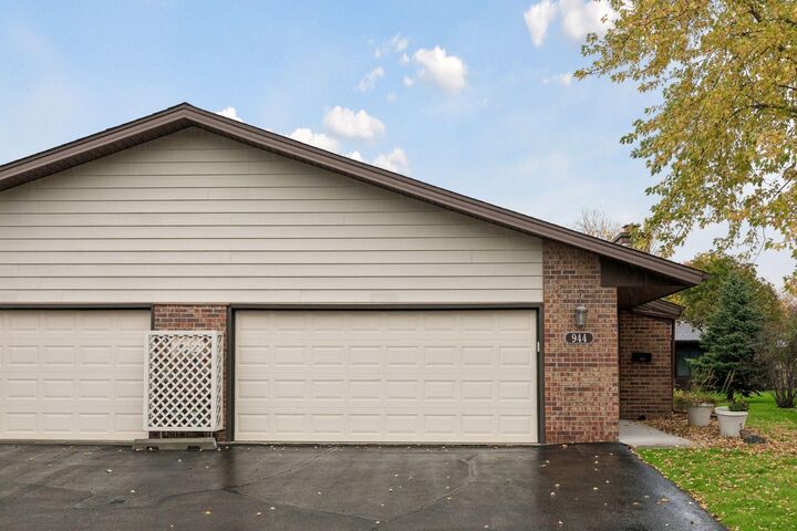 Property Photo:  944 Zanzibar Lane N  MN 55447 