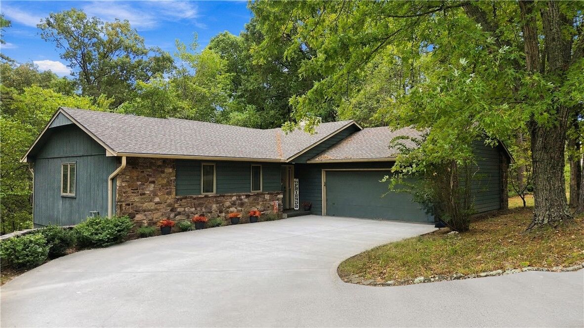 Property Photo:  8 Helmsley Lane  AR 72715 