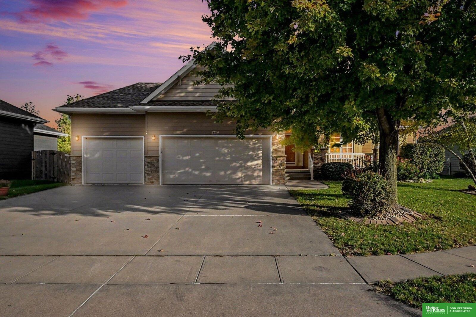 Property Photo: 2514 Heritage Lane NE 68025