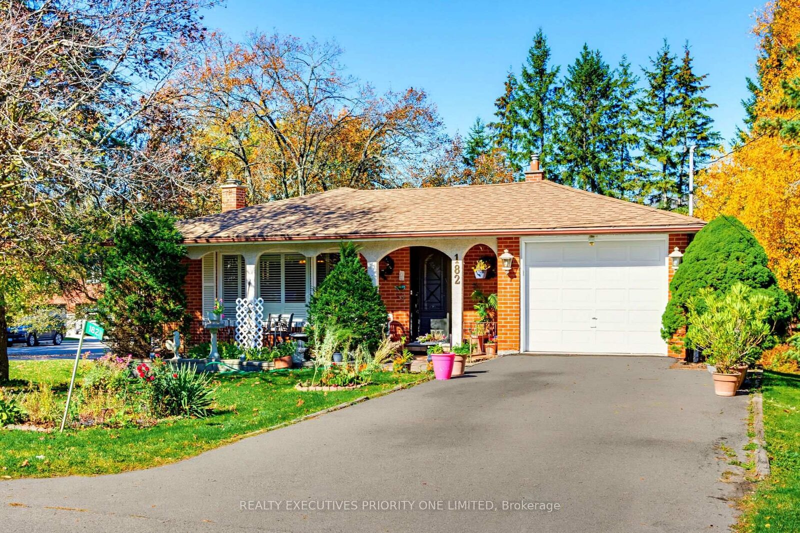 Property Photo:  182 Dew Street  ON L7B 1L1 