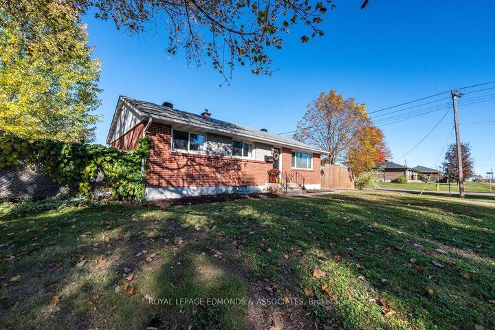 Property Photo:  525 Irving Street  ON K8A 2T8 