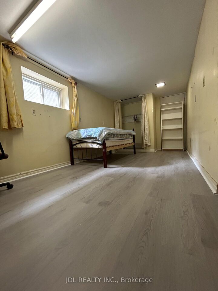Property Photo:  186 Wilfred Ave Avenue Renovated Bedroom A Bsmt  ON M2N 5C9 