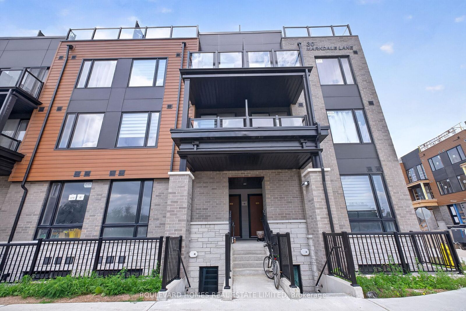 Photo de la propriété:  30 Markdale Lane 13  ON L3S 0E3 