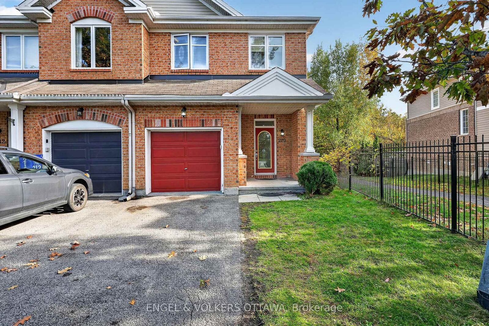 Property Photo:  210 Stedman Street  ON K1T 0B6 