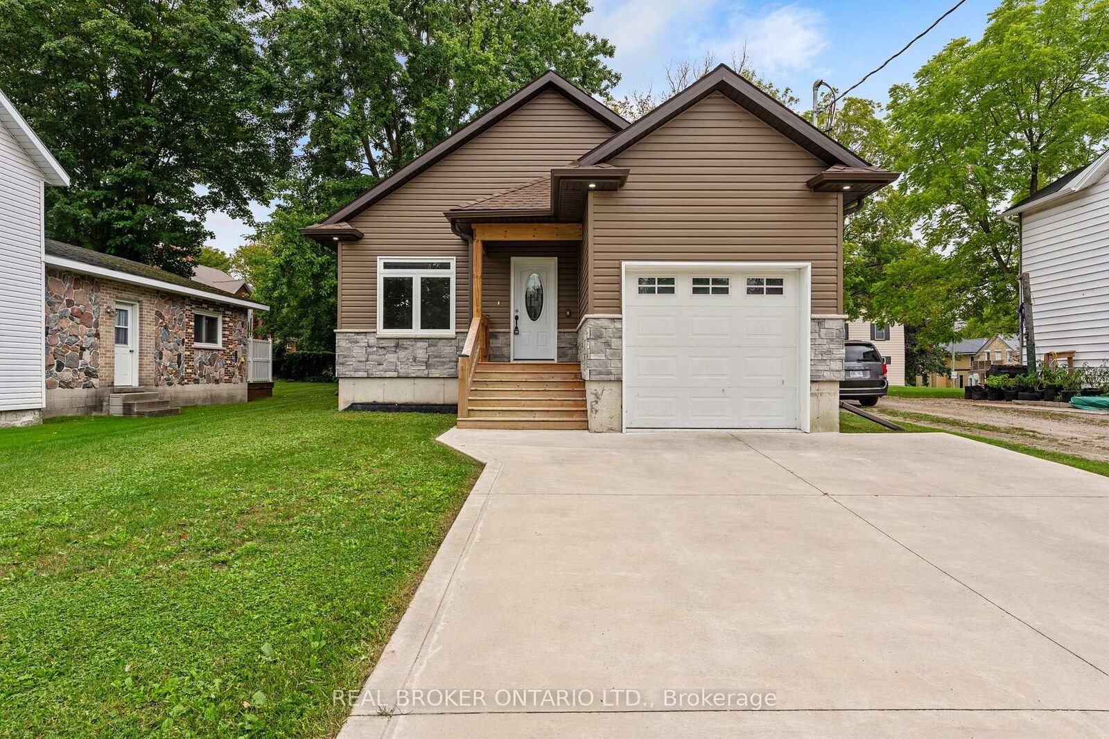 Property Photo:  52 Queen Street  ON N0G 1H0 