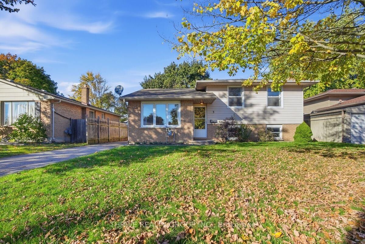 Property Photo:  3 Parcreek Place  ON N7G 3S1 