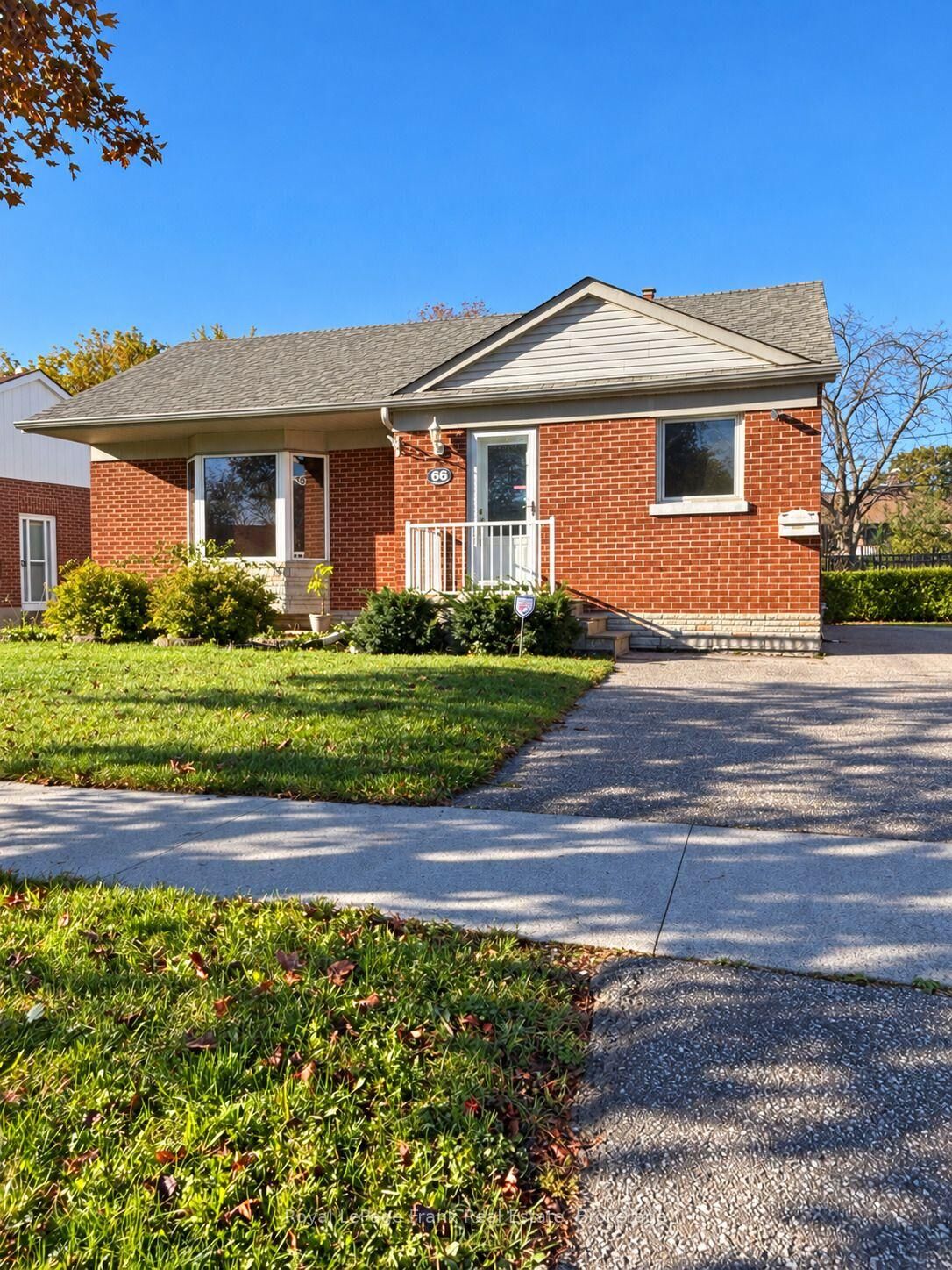 Property Photo:  66 Admiral Road  ON L1S 2N9 
