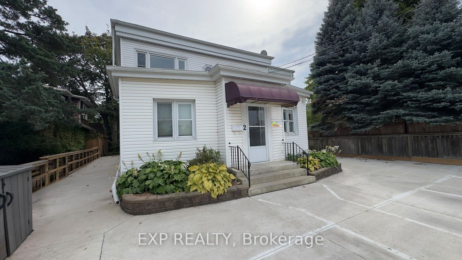 Property Photo:  2 South Drive W #West, 1st  ON L2R 4T8 