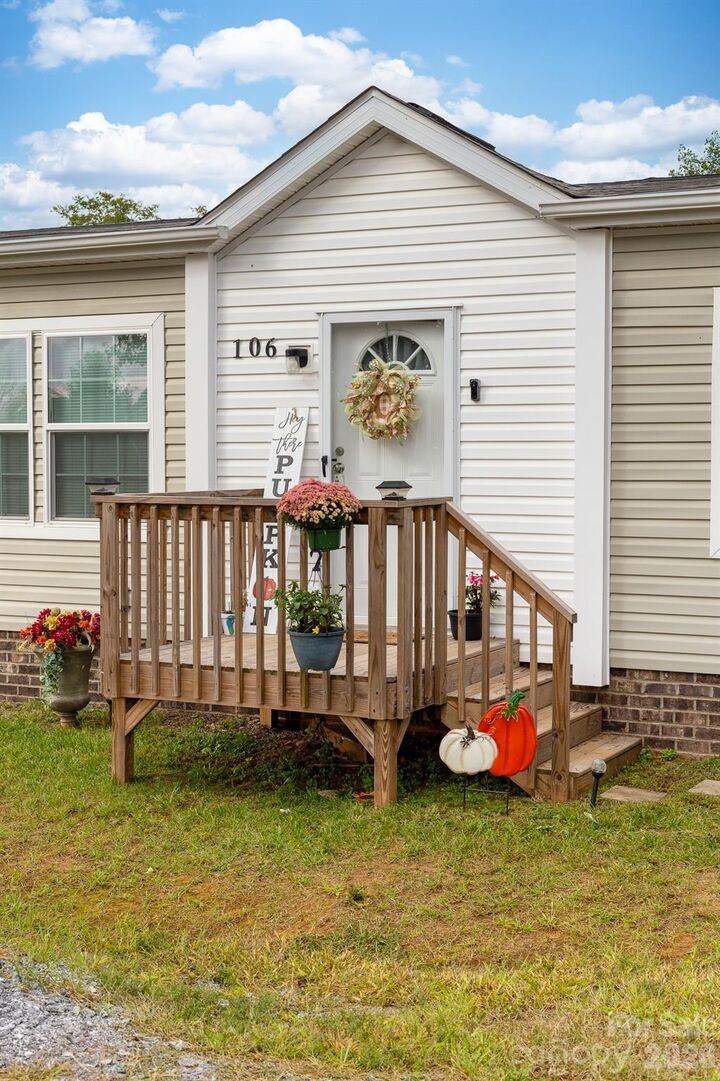 Property Photo:  106 Ol Field Court  NC 28090 