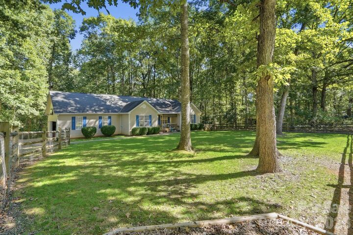 Property Photo:  8610 Lochinvar Drive  NC 28227 