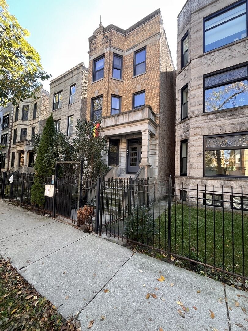 Property Photo:  2857 W Shakespeare Avenue 1  IL 60647 