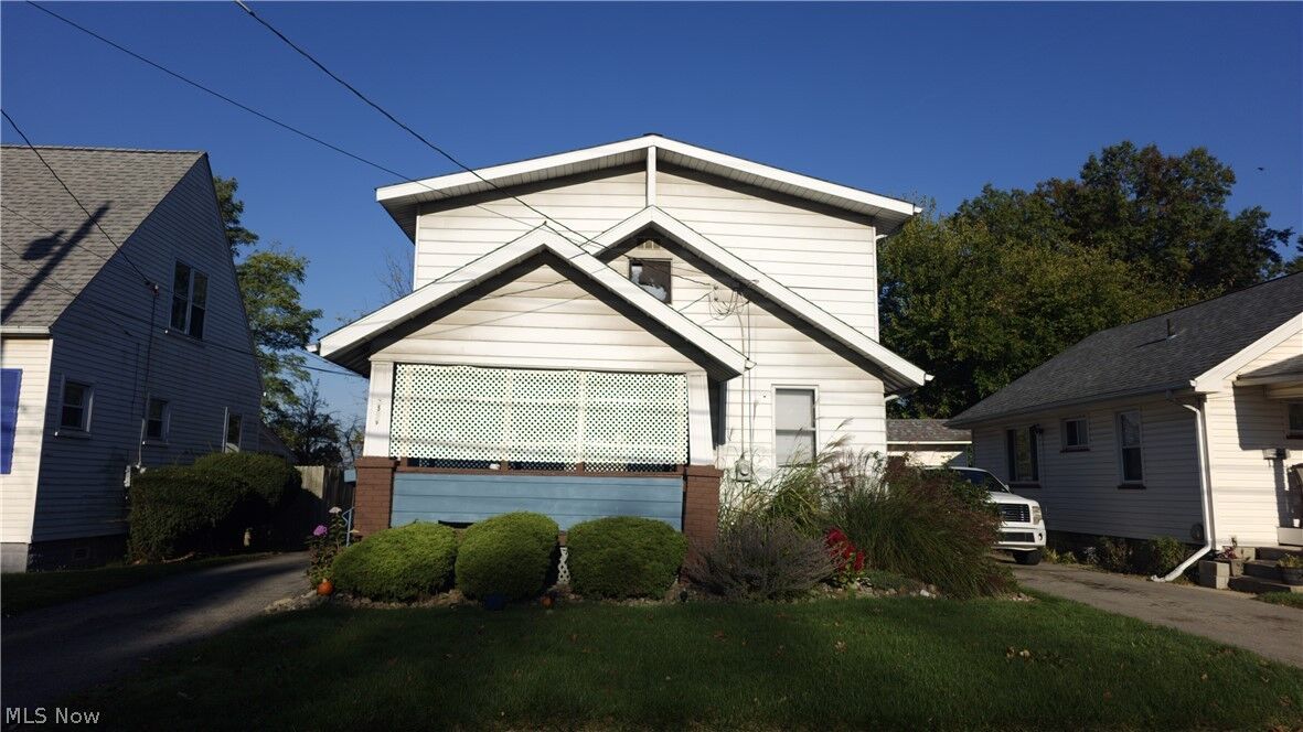 Property Photo:  1570 Edgehill Avenue SE  OH 44484 