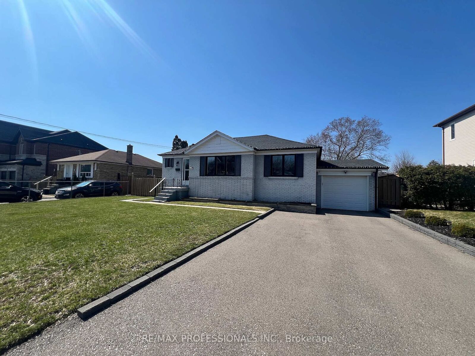 Property Photo:  2504 Donnavale Drive  ON L5A 2N1 