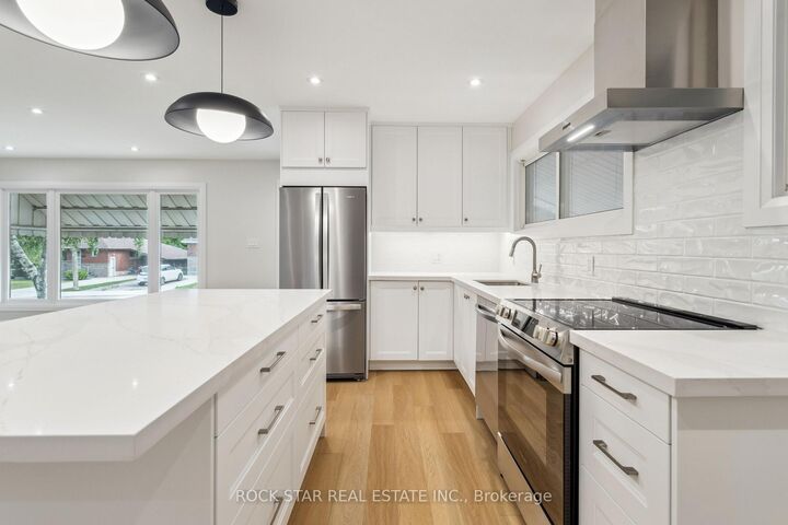 Property Photo:  121 Toby Crescent Main  ON L8T 2N9 