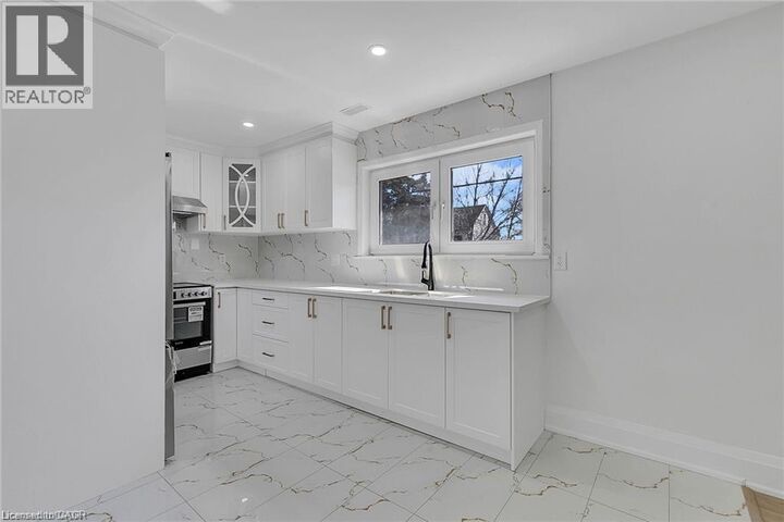 Property Photo:  581 Lancaster Street West 2  ON N2K 1M5 