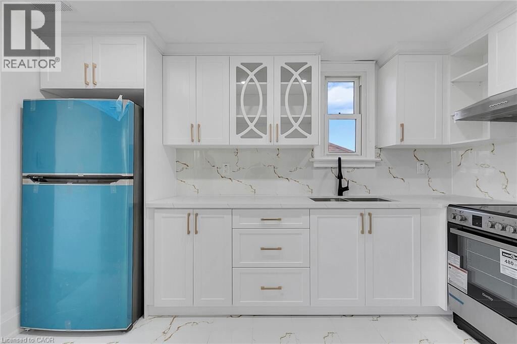 Property Photo:  581 Lancaster Street West 1  ON N2K 1M5 