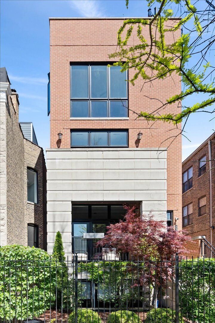 Property Photo:  2715 N Mildred Avenue Ph  IL 60614 