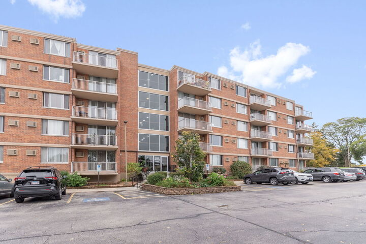 Property Photo: 2200 S Stewart Avenue 4D IL 60148