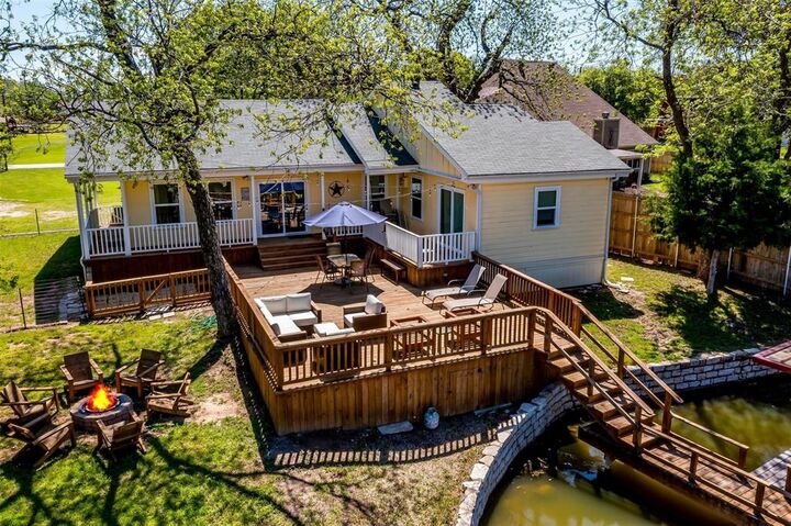 Property Photo:  408 Virgo Court  TX 76049 