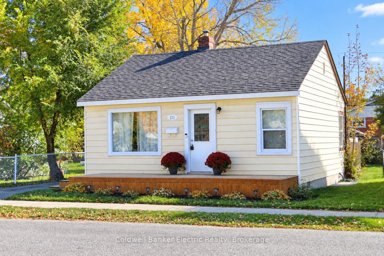 Property Photo:  231 Woodbine Avenue  ON K9H 1N8 