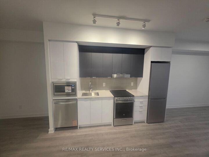 Property Photo:  5105 Hurontario Street 1504  ON L4Z 3X7 