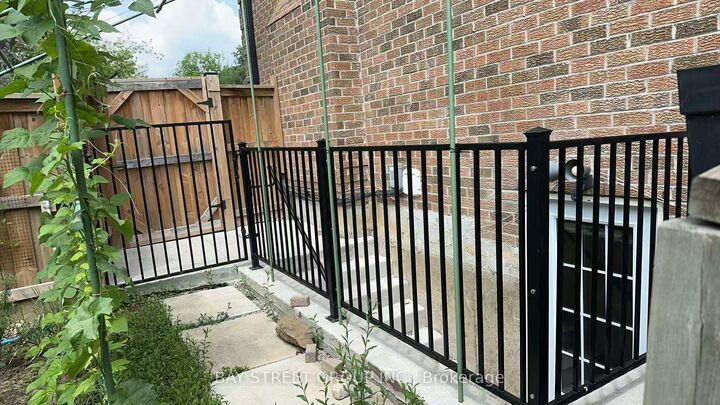 Property Photo:  2100 Dunvegan Avenue  ON L6J 6N5 