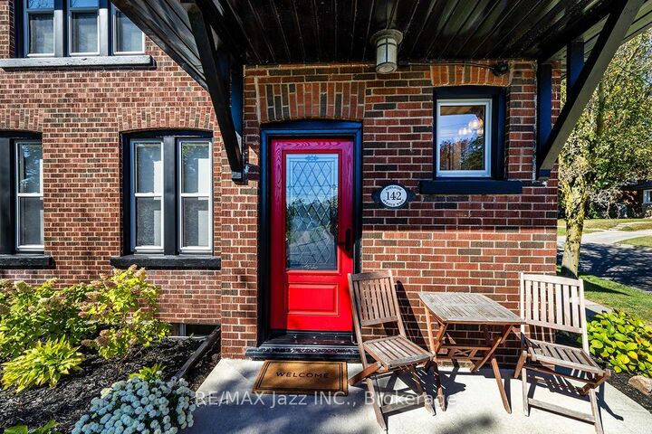 Property Photo:  142 Adelaide Avenue W  ON L1G 1Y8 