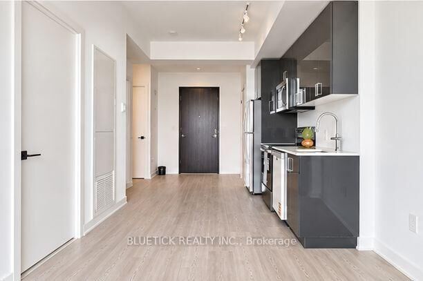 Property Photo:  2782 Barton Street E 1413  ON L8E 0L3 