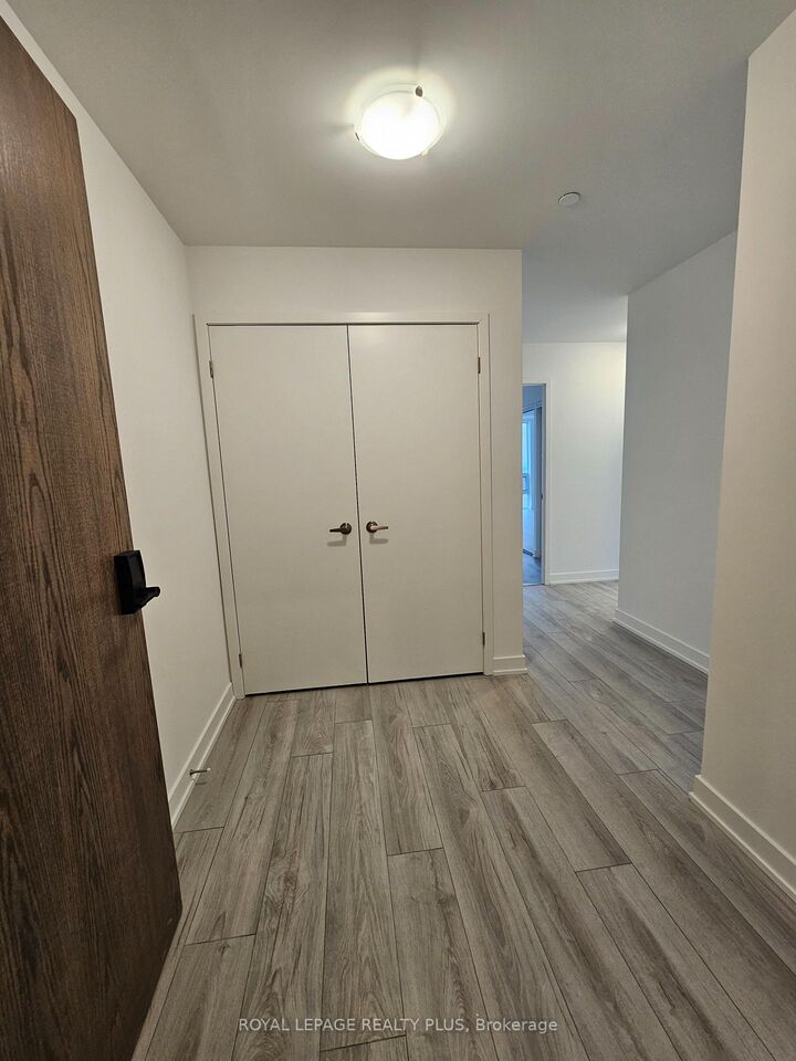 Property Photo:  1035 Southdown Road 1109  ON L5J 0A3 