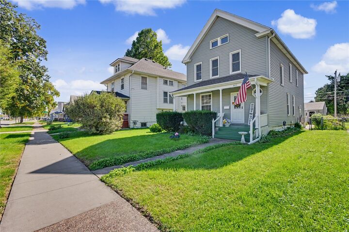 Property Photo: 811 F Ave NW IA 52405