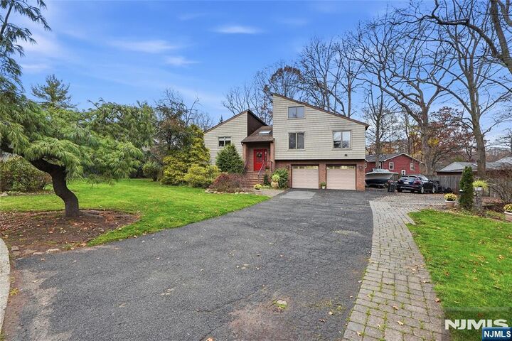 Property Photo:  4 Lesa Lane  NJ 07642 