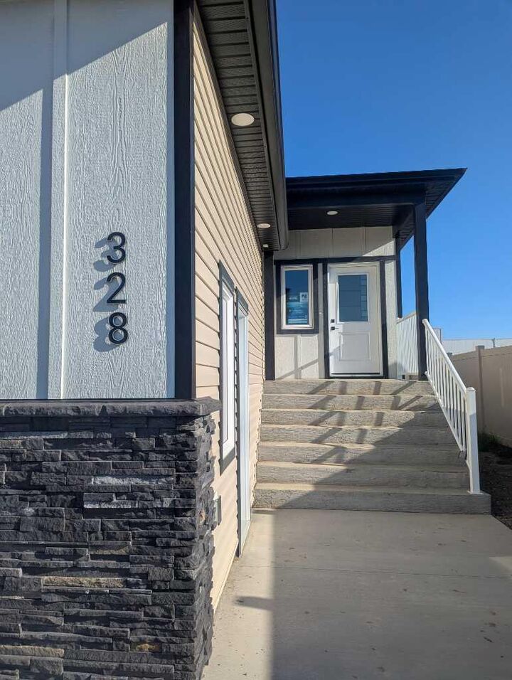 Property Photo:  328 Somerside Road SE  AB T1B 0R2 