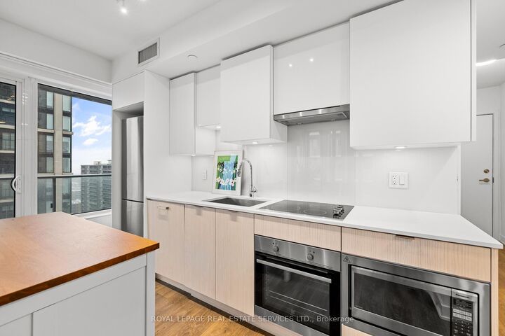 Property Photo:  99 Broadway Avenue N 2009  ON M4P 0E3 