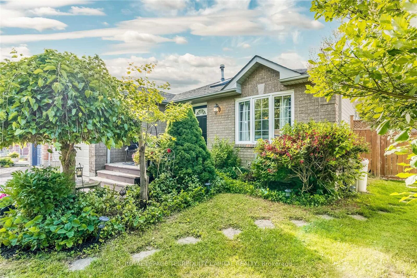 Property Photo:  25 Whitehorn Crescent Lower  ON L4N 8E4 