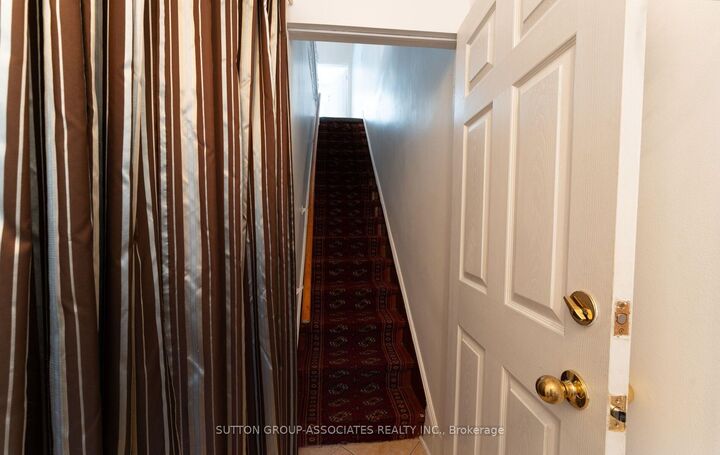 Property Photo:  35 Bellwoods Avenue 2nd Floor  ON M6J 2P5 