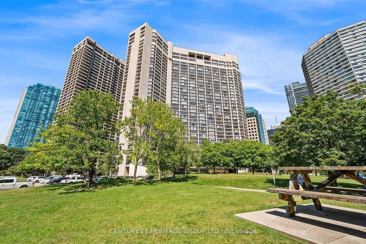 Property Photo:  33 Harbour Square 1822  ON M5J 2G2 