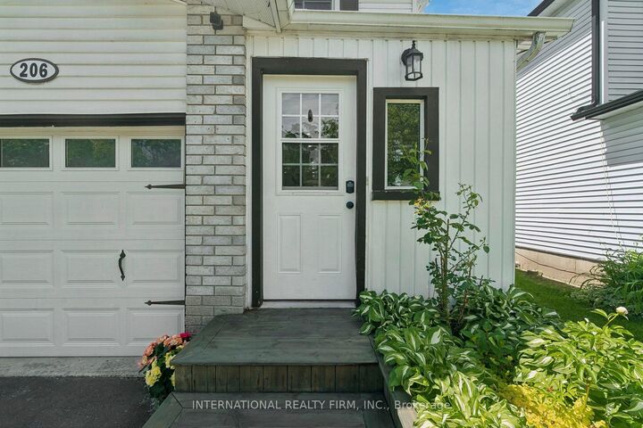 Property Photo:  206 Hickling Trail  ON L4M 5W4 