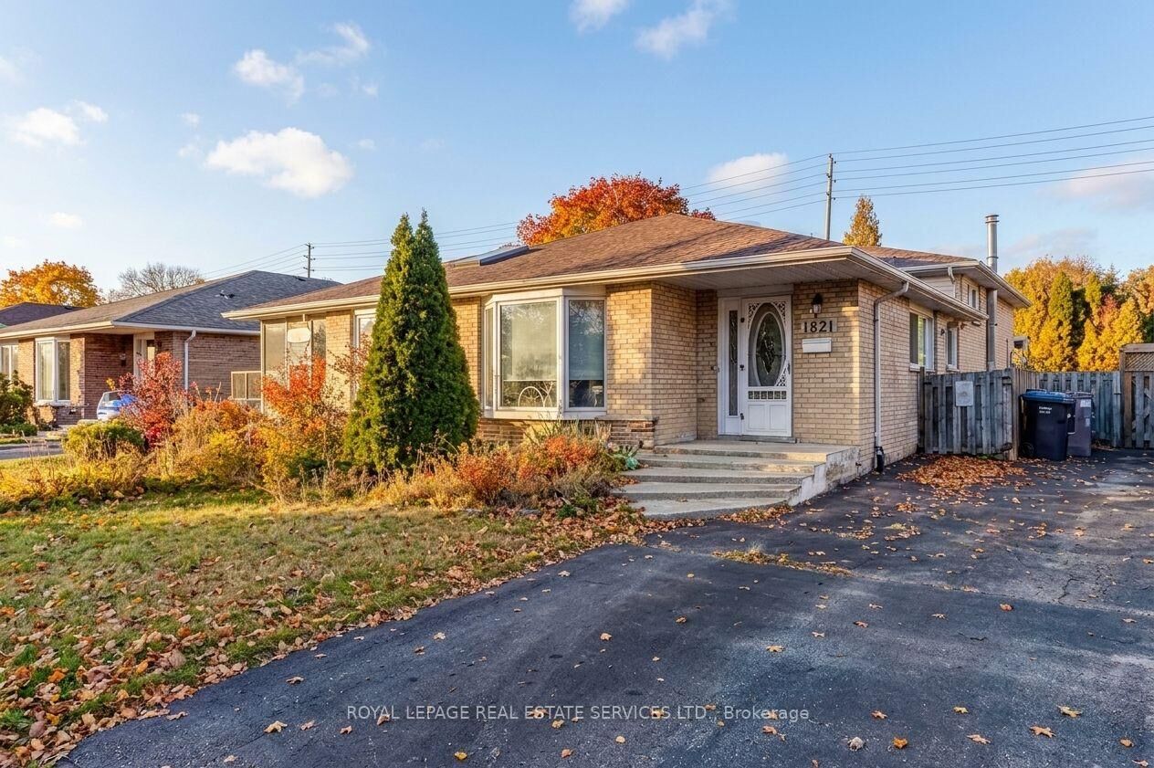 Property Photo:  1821 Bonnymede Drive  ON L5J 1E2 
