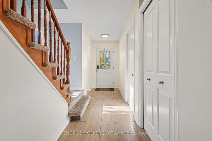 Property Photo:  29 Woodbury Crescent  ON K1G 5C9 