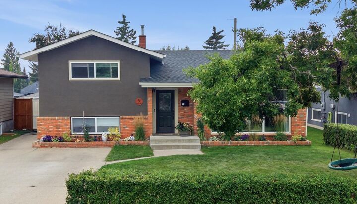 Property Photo:  9 Foxwell Road SE  AB T2H 1A4 