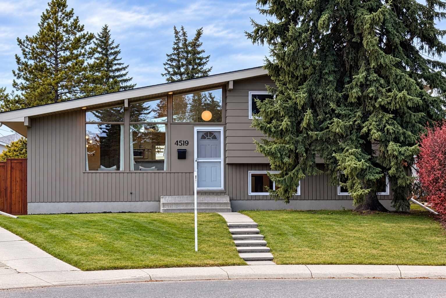 Property Photo:  4519 Vandergrift Crescent NW  AB T3A 0J1 