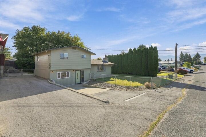 Property Photo:  777 N Jerome Lane  WA 98802 