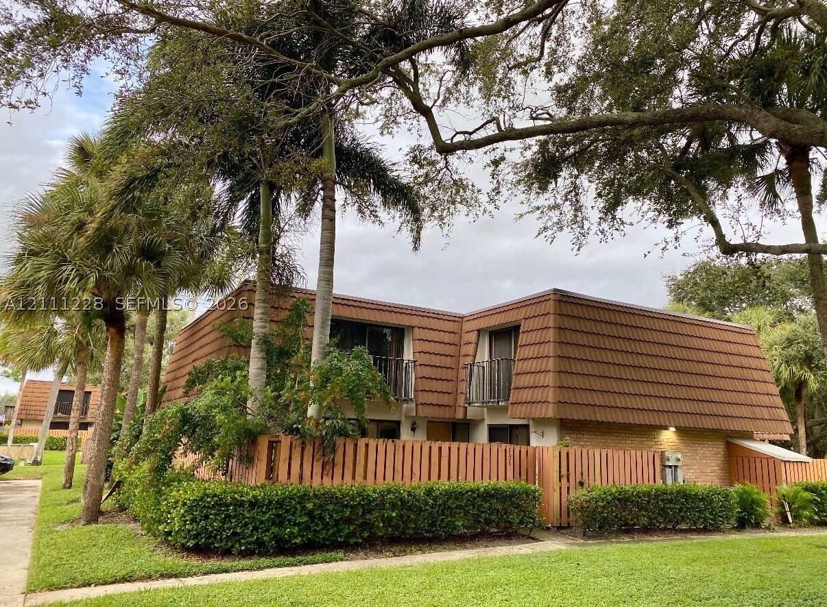 Property Photo: 131 Heritage Way 131 FL 33407