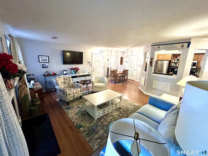 Property Photo:  1 Forest Glen Circle 6  CT 06457 