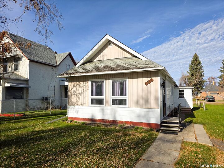 Property Photo:  142 5th Avenue W  SK S0A 2P0 